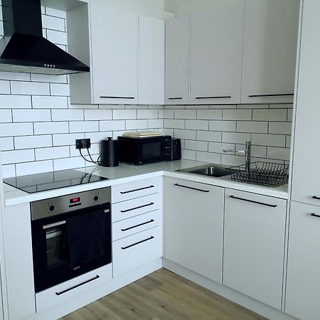 Stunning Modern Apartment Sleeps 4 - 6 Min Walk From Golden Beaches-Free Parking Bournemouth Exterior foto