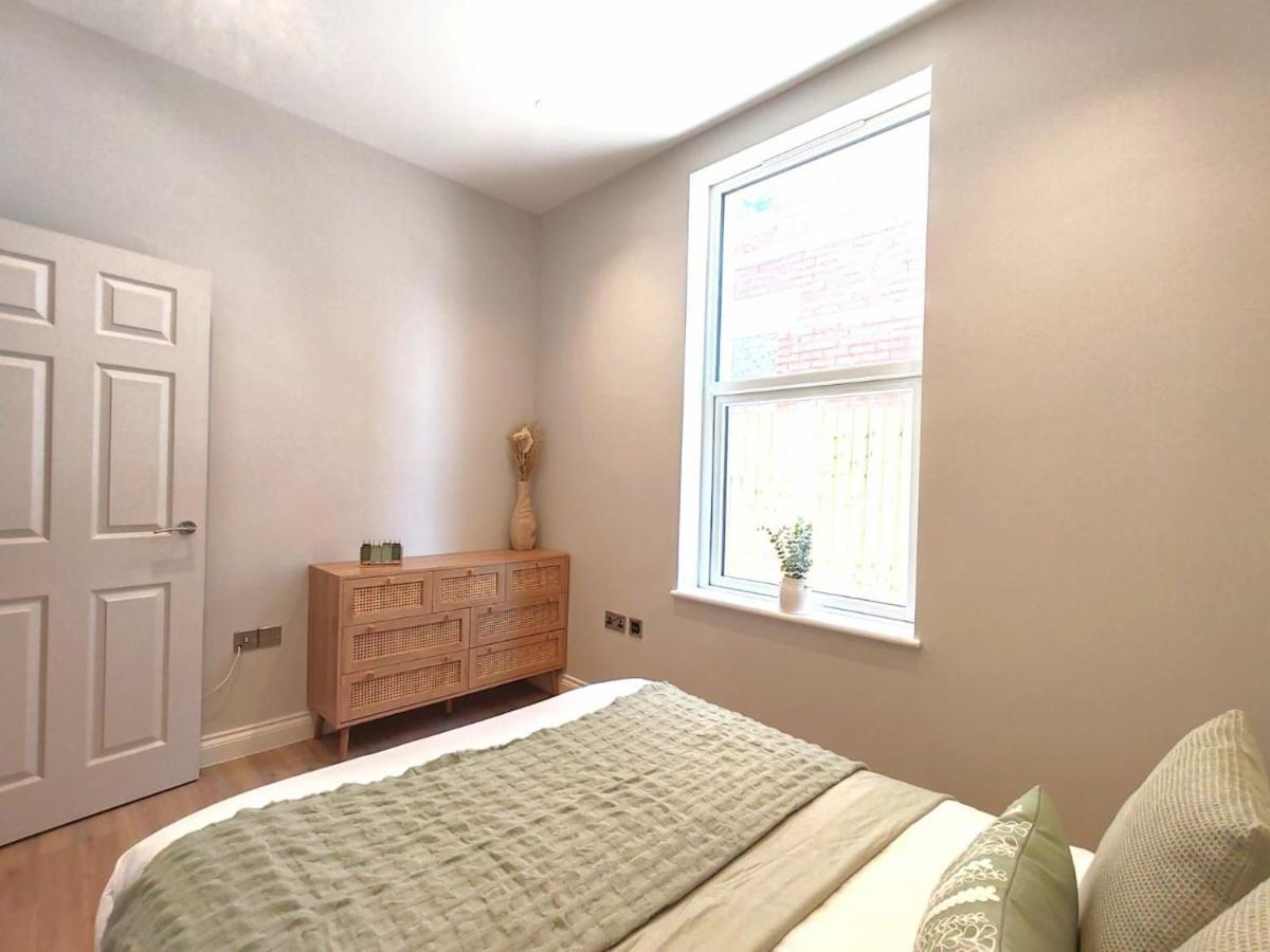 Stunning Modern Apartment Sleeps 4 - 6 Min Walk From Golden Beaches-Free Parking Bournemouth Exterior foto