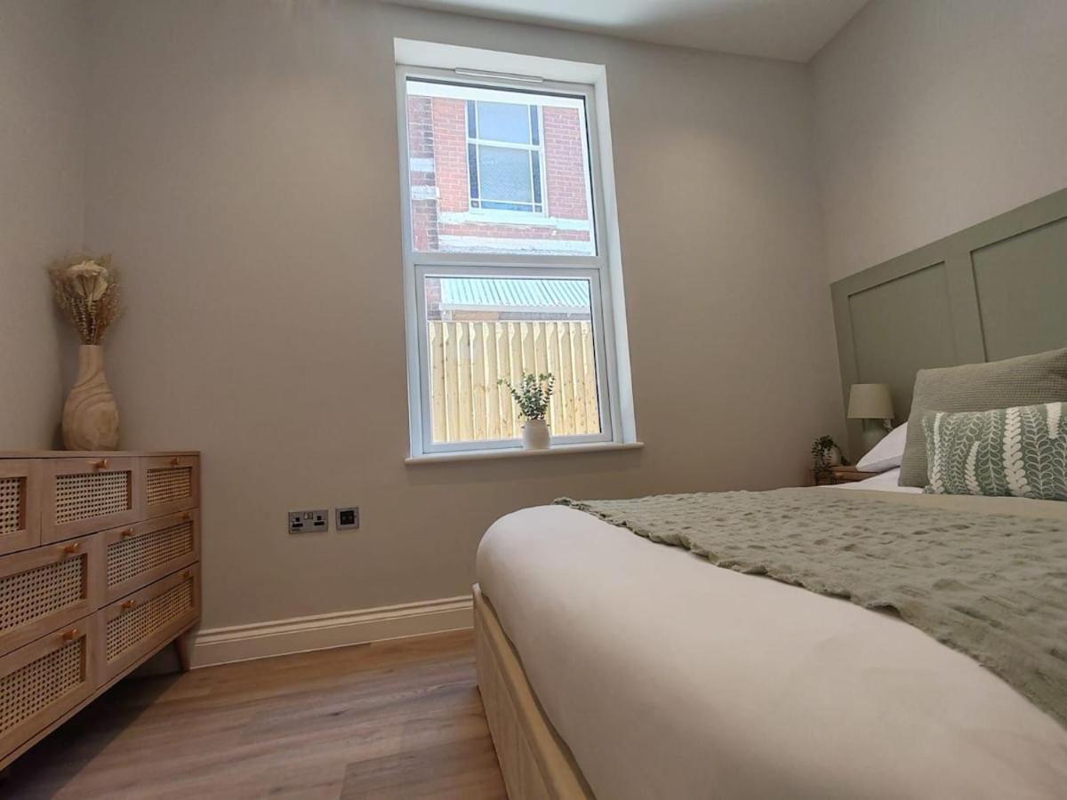 Stunning Modern Apartment Sleeps 4 - 6 Min Walk From Golden Beaches-Free Parking Bournemouth Exterior foto