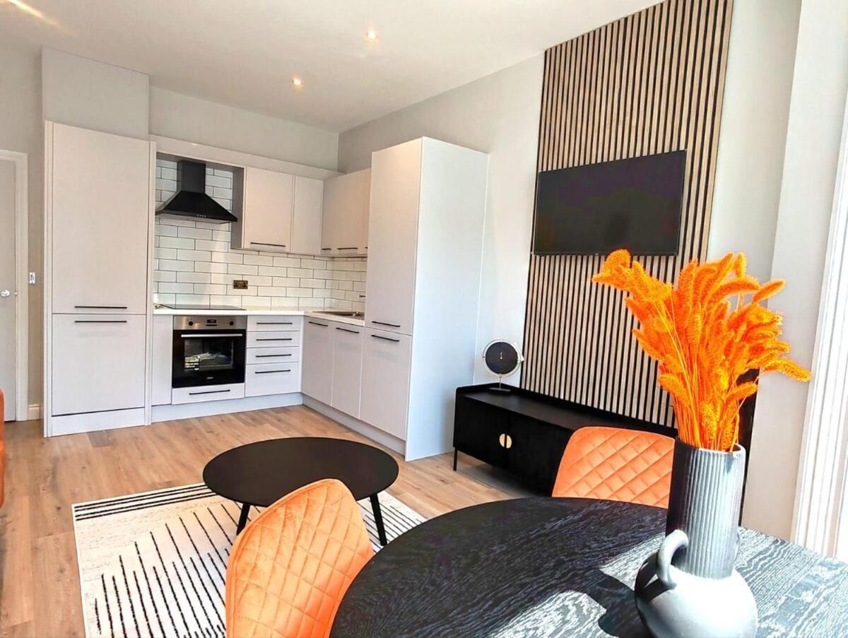 Stunning Modern Apartment Sleeps 4 - 6 Min Walk From Golden Beaches-Free Parking Bournemouth Exterior foto